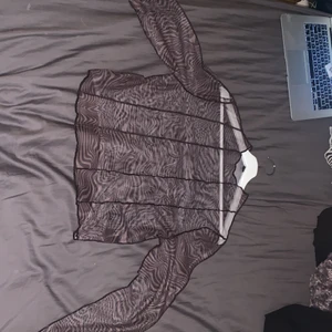 H&M genomskinlig tröja. DIVIDED - Genomskinlig tröja. Brun och svart. DIVIDED från H&M. Mönster som liknar zebra 🦓 bra skick!