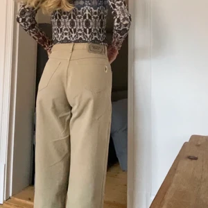 Secondhand byxor  - Ett par gamla favoriter hittade på secondhand. Strl 30/32 men sitter bra på mig som bär 25-26 och 34-36, lite smått oversized precis som jag önskade dem🤍