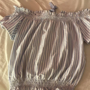Off shoulder - Jätte fin sommar tröja i storlek xs men den är lite stor så skulle säga s