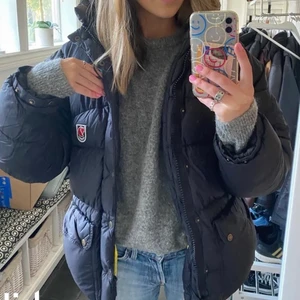 Fjällräven Jacka - Säljer denna fjällräven jacka då den inte satt som jag ville. Buda i kommentarerna om flera är intresserade😊 Om ni vill köpa direkt kan vi diskutera privat👍🏼. lånade bilder