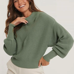 Stickad tröja  - Säljer denna fina tröja från Nakd i storlek S💕