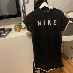Nike - En knälång nikeklänning som är super snyggt till Nike strumpor, har inte den stilen längre tyvärr men den är super snygg! 