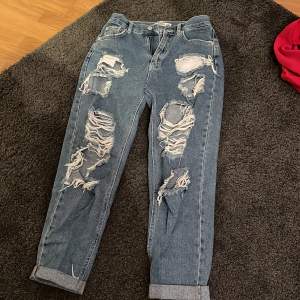 Jeans med hål i, säljer då dom inte riktigt är min stil längre. Använda men bra skick, storlek 34. 150 kr+ frakt