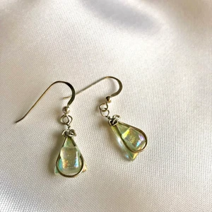 Handgjorda örhängen - Handgjorda örhängen i glas och silver (925). Skimrar i guld, orange, blått beroende på hur ljuset faller. Aldrig använda.