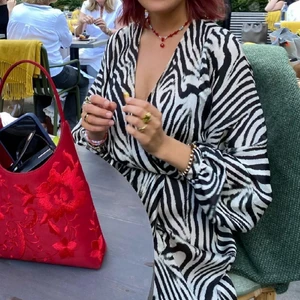 Zebra Maxi dress - Absoluuuut en ut av de snyggaste långklänningarna jag äger - nu behöver den ny kärlek! Den är elegant och rolig , i nyskick! Funkar där av väldigt bra till valfritt midjebälte 🖤🤍🖤 jag är 171cm 