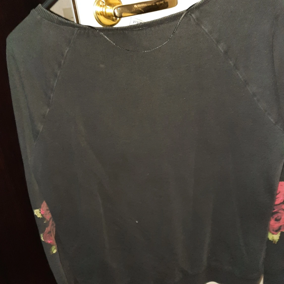 Grå tröja men en blå i mitten  - 90