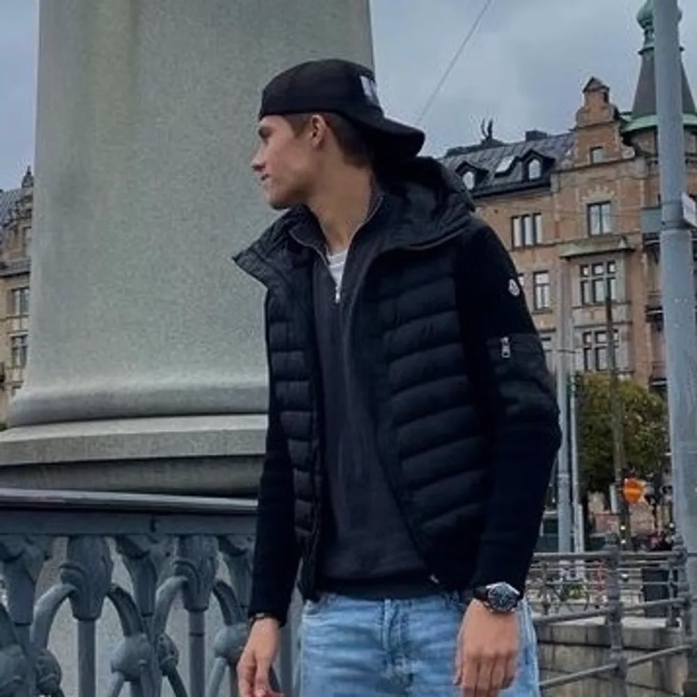 Säljer min svarta efterfrågade Moncler cardigan jacka i Storlek L som även passar M, nypris 8000kr. . Jackor.