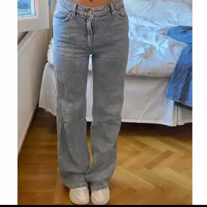 Supersnygga jeans, tyvärr blivit för stora för mig! Storlek 28.  Bra skick. 