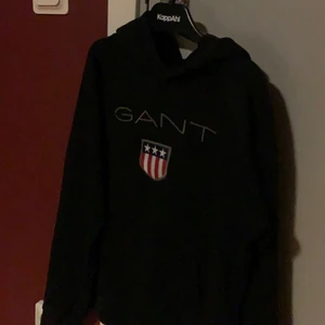 Gant hoodie - Säljer min gant hoodie som blivit för liten för mig, köpt på kidsbrandstore. Detta är i barnstolek men passar även för en liten Xs. Pris kan diskuteras vid snabba affär!