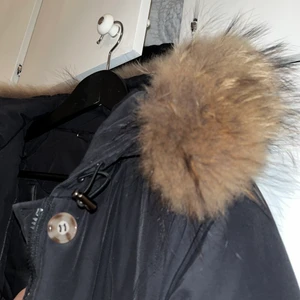 Pälsjacka - Har använt några gånger vill inte ens sälja men den är liten för mig. Jätte fin jacka 