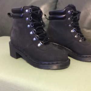 Snö boots  - Hej säljer mina super fina snöboots från MisterMorter använd bara en gång säljer pågrund av fel storlek riktig skin på insidan. OBS KÖPAREN STÅR FÖR FRAKTEN!