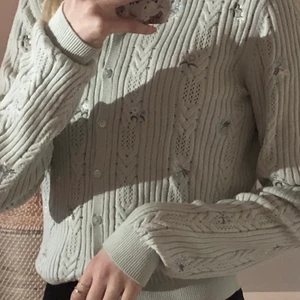 Turkos blommig kofta - KappAhl - En söt turkos kofta med små pastellfärgade blommor på. Köpt på kappAhl. Storlek XS/S. Varit använd 3 gånger och är i nytt skick. 3 för 2!🧚🏻‍♀️