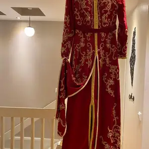 Helt oanvänd, ny skick, marockansk klänning i storkek XS/S. Nypris: 4500kr, mitt pris 2500kr.