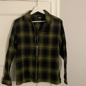 Stussy skjorta/jacka - Grymt najs skjorta/jacka som kan användas på många olika sätt. Storlek S. Säljer för den är för liten för mig, jag är 176 cm lång. 