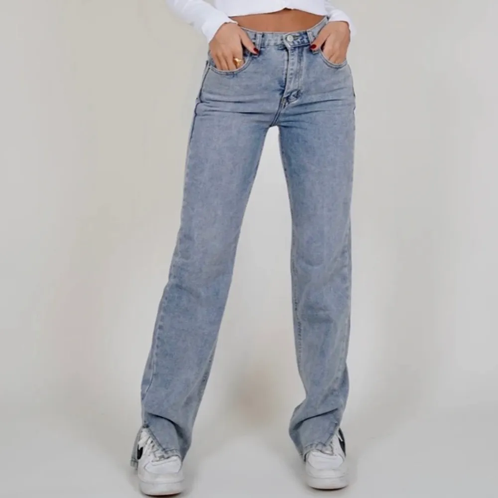 Säljer dessa snygga jeansen med en momfit. Långa i benen och passar perfekt men har för många jeans så därför aldrig använda! Köpte för 459 danska kronor på hemsidan💓. Jeans & Byxor.