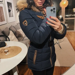 Milan Ferronetti marinblå-vinterjacka - Säljer denna fina Milan Ferronetti-vinterjacka i storlek 38! Italienskt märke och motsvarar därför XS-S i storleken. Jackan är i fint skick, inga fläckar. Skärpet är avtagbart. Ordinariepris: 2800.