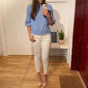 Blus size 36 (S) - 62% cotton, 38% polyester. Ljusblå blus med polka dots. 