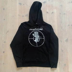 Smileystar weekday hoodie - Hoodie från märket @smileystar.se på instagram, Skick 9/10 ändast testad förutom färg fläckarna från tryckningen, storlek L!