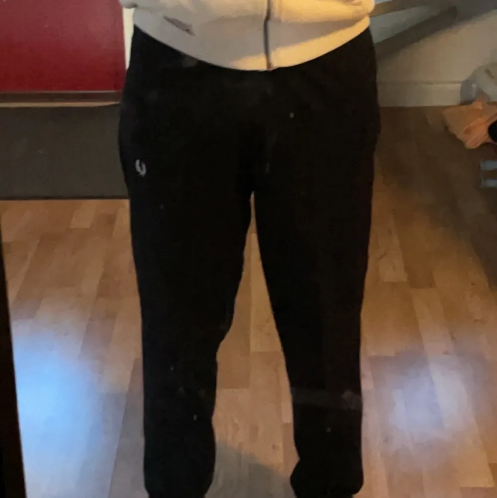 Säljer då dem inte kommit till användning så mycket. Dem sitter bra på mig bara lite stora på mig som är 175cm. Skick 8/10 Nypris 1200kr Du som köper betalr frakt. Farkut & Housut.