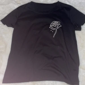 T-shirt - Säljer då jag inte använder den. Ritat på den själv på baksidan med textil färg så den håller då man tvättar den