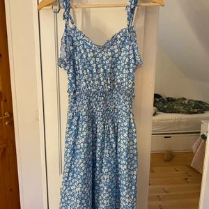 Sommar klänning - En jätte gullig klänning, perfekt till sommaren!! Storlek XS. Pris kan diskuteras.
