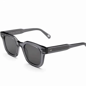 Chimi solglasögon 004 ginger - Chimi eyewear solglasögon modell 004 i färgen ginger (säljs ej längre). Gott skick men inget fodral eller påse! Liten repa ovanför höger glas men knappt synligt (se helhetsbilden).