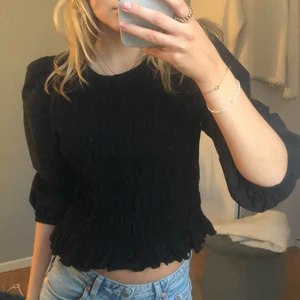 Snygg blus/ party top - Det här är en as snygg svart top som passar perfekt till en fin middag eller en fest. Använd Max 3 gånger. Säljer denna pågrund av att jag fick två likadana i födelsedagspresent. 🙌🏼⚡️ Pris kan absolut diskuteras men säljer för minst 75 kr + frakt🥀