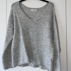 Stickad tröja  - Grå stickad tröja i strl XS.