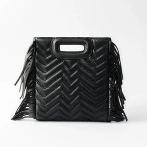 Maje väska - Säljer min fina maje väska i storleken mini, då jag inte vill ha den längre. Den är som i ny, alltså är den i jättebra skick!! Köpte för 2700. Ett långt band och en kedja medkommer. Skriv för mer bilder ❣️❣️❣️