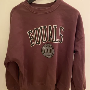 Junkyard sweatshirt. Storlek M - Skit snygg sweatshirt som passar till massor av olika jeans. 