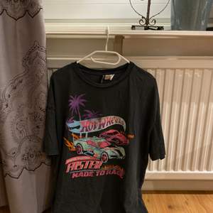 T-shirt med tryck i storlek M. Säljer för 70kr. Köparen står för frakten.💕
