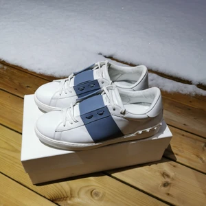 Valentino skor - Säljer mina valentino rockstuds pga att de inte passar min stil. De är använda ca 10- 15 ggr men inga defekter finns, nästan som nya. Låda, dustbags och extra snören inkluderas. GIVETVIS ÄKTA. Bin 3500, men kan gå ner vid snabb affär. Kom gärna med bud i dm☺️