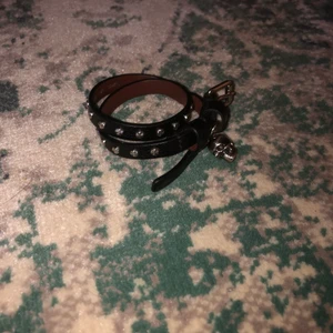 Alexander mcqeen armband - Riktigt najs armband , men som jag inte använder längre, bra skick ,har ett spänne med flera storlekar. Bud från 600