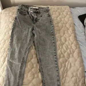 Ett par jeans som är typ smutsgrå. Har aldrig använt dom är ifrån ginatricot från kollektionen Molly 