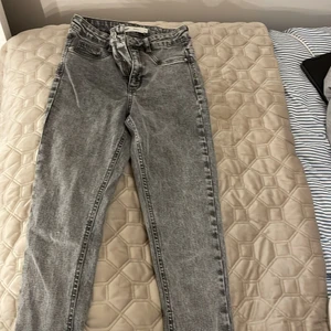 Jeans  - Ett par jeans som är typ smutsgrå. Har aldrig använt dom är ifrån ginatricot från kollektionen Molly 