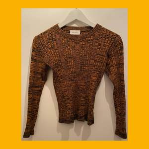Brun/orange melerad tröja från Monki. Stretchig i materialet :)