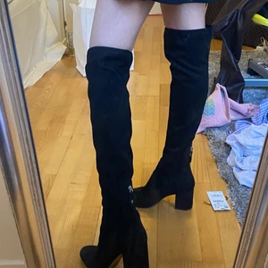 Höga stövlar med klack - Säljer dessa höga stövlar med klack. Endast använda ett fåtal gånger. Köpta för 1200kr. 