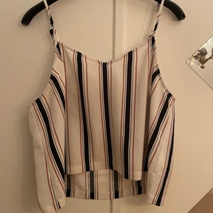 Cropped linne - Fint, luftigt, lätt linne som är lite kroppad. Supernsygg men använder inte för är inte min stil längre.