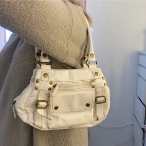 Vit retro läderväska - Vit läderväska i fint skick🤍 Köparen står för frakten. Har lagt ut väskan på flera ställen.