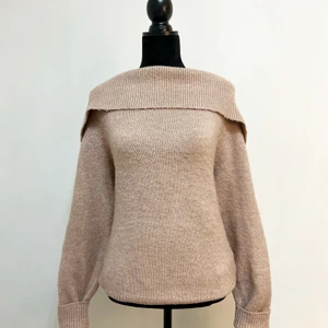 Off shoulder stickad tröja - Amisu - M - Off shoulder stickad tröja i färgen Dusty Pink. Köpt på New Yorker och är i nyskick. Den är perfekt nu på vintern eller när det är kyligt utomhus. Säljs pågrund av att den är för liten på mig. 