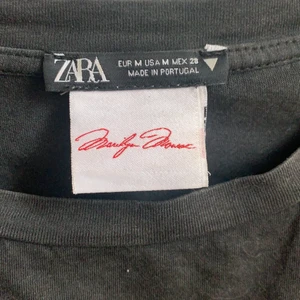 T-shirt - Jag säljer denna jätte fina tröjan från ZARA i storlek M jag säljer den pga, fel storlek!! Du står för frakten