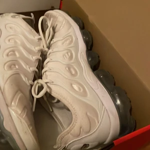 Nike air vapormax plus  - Vita vapormax, fint skick, andvända max 5 gånger. Storlek 41.                                                                   Nypris 2200 säljer för 750kr                                   Köparen står för frakt, kan dock mötas upp i Stockholm.