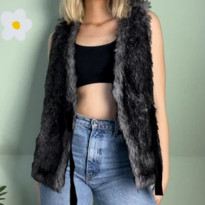 Fake päls väst - Veganskt (Fake päls!)  ‼️‼️🦋 lagt ut MASSA nytt så in och checka min sida🦋‼️‼️ 📦Fraktar med spårbar frakt för 66 kr, får plats med många plagg i samma paket så frakten blir samma oavsett om du köper 1 plagg eller 5📦 ❇️den 12 mars doneras ALLT till välgörenhet så passa på❇️