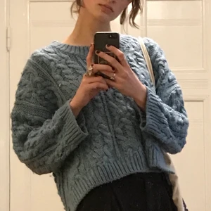 Stickad Tröja - Stickad och sparsamt använd chunky stickad tröja från H&M i toppenkvalitet! Jättemysigt material verkligen. Färgen går åt cyanblå-hållet :) 