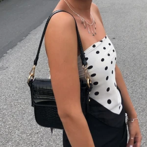 Väska - Säljer denna väskan. Rymlig och enkel med gulddetaljer💖