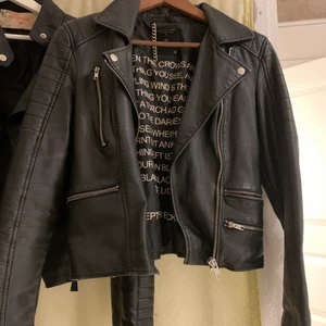 Skinn jacka  - Super cool skin jacka som tyvärr är för liten för mig! Stl xs från lager 157 lite vintage vibe 