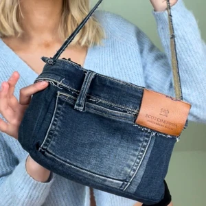 Jeansväska  - 2000’s inspirerad Egensydd jeansväska av gamla jeans <3 ‼️‼️🦋 lagt ut MASSA nytt så in och checka min sida🦋‼️‼️ 📦Fraktar med spårbar frakt för 66 kr, får plats med många plagg i samma paket så frakten blir samma oavsett om du köper 1 plagg eller 5📦 ❇️den 12 mars doneras ALLT till välgörenhet så passa på❇️