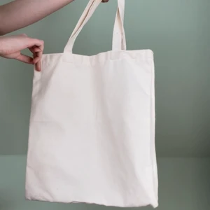 Beige tote bag  - Krämvit/beige tygväska. Perfekt att måla på eller sy till detaljer om man vill ‼️‼️🦋 lagt ut MASSA nytt så in och checka min sida🦋‼️‼️ 📦Fraktar med spårbar frakt för 66 kr, får plats med många plagg i samma paket så frakten blir samma oavsett om du köper 1 plagg eller 5📦 ❇️den 12 mars doneras ALLT till välgörenhet så passa på❇️