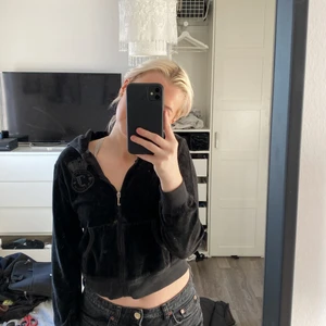 Juicy couture kofta  - Detta är en juicy couture tröja men det är inte de nya modellerna jag har haft den väldigt länge men det är absolut inte min stil längre. Tröjan är i bra skick. Det står att det är storlek M men jag skulle säga att det är mer som en XS/S💓