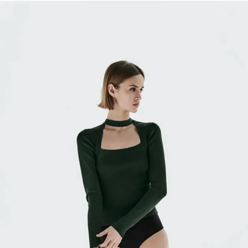 Säljer denna skit snygga mörk gröna tröjan från zara💫 (lånad bild). Tröjor & Koftor.